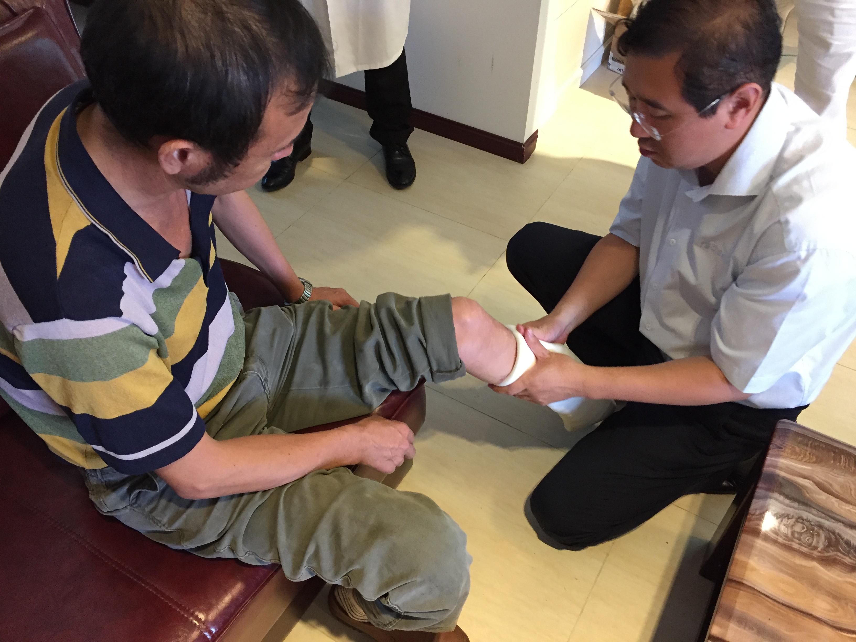 假肢價格廠家告訴您假肢應(yīng)該怎么走動(圖1) 假肢價格廠家告訴您假肢應(yīng)該怎么走動